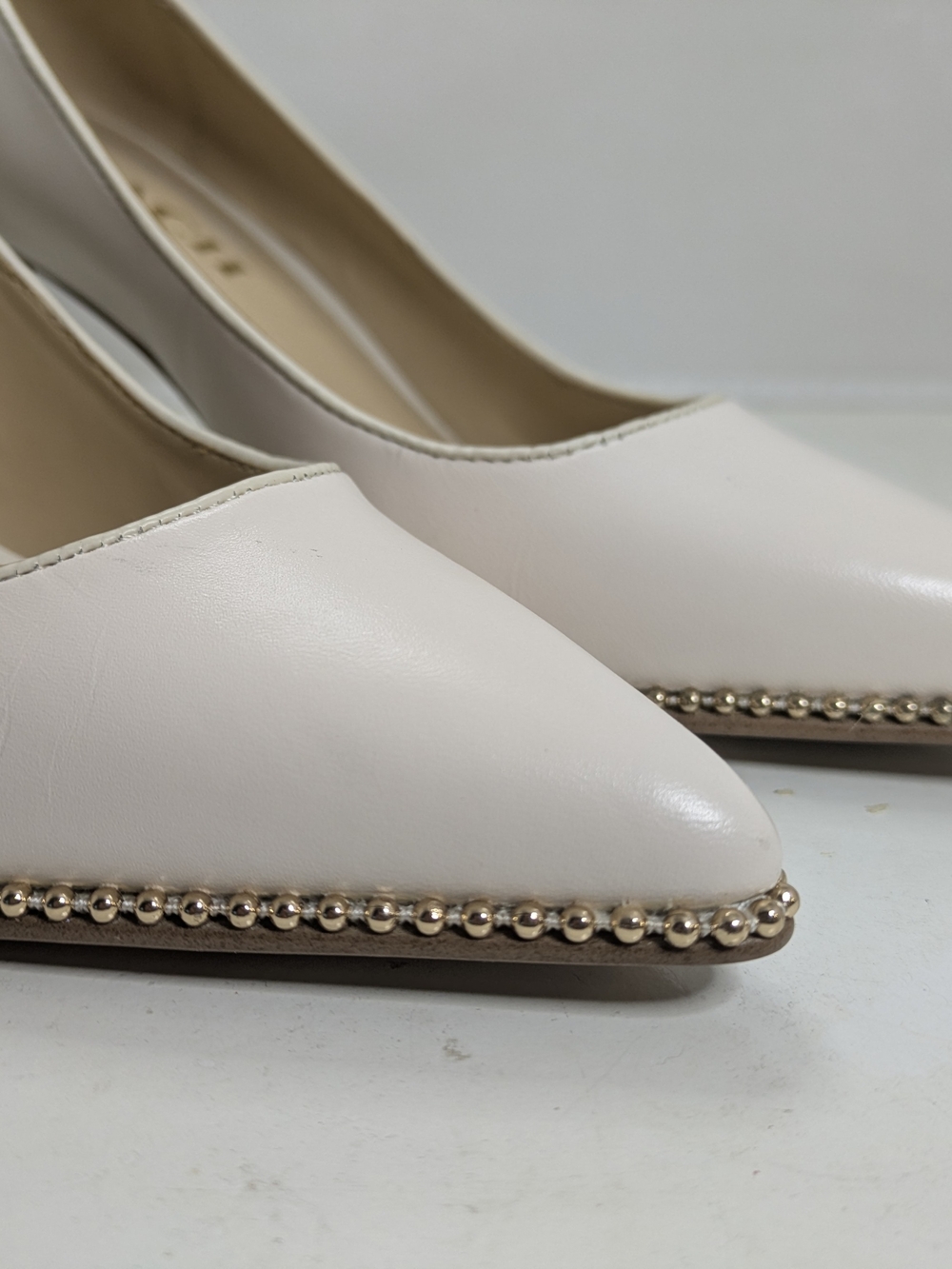 Coach Vonna Cream Leather Mid Heel Pump Gold Stud Size 6 - Picture 3 of 12